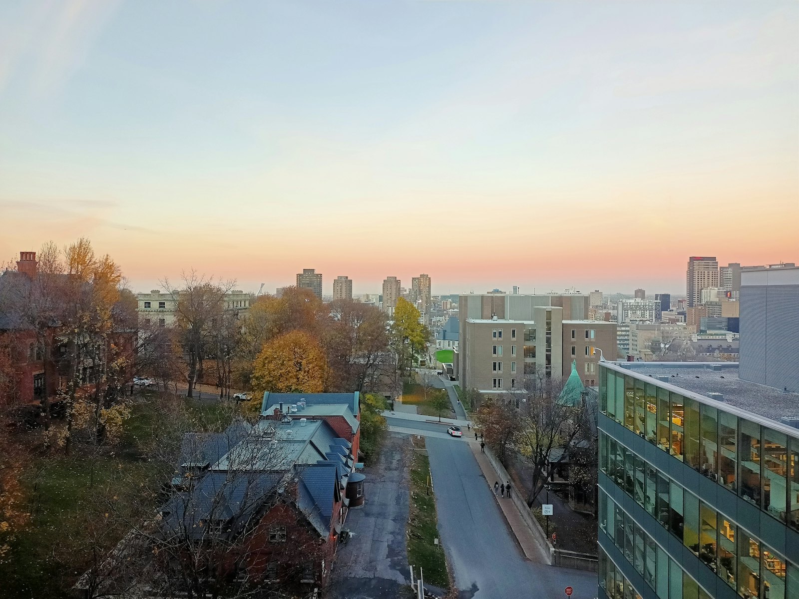 加拿大College校园秋季鸟瞰,枫叶红黄相间,现代教学楼与湖景相融