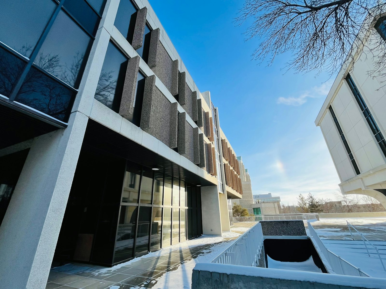 加拿大冬季College校园,白雪覆盖的现代化教学楼在蓝天下静谧庄严