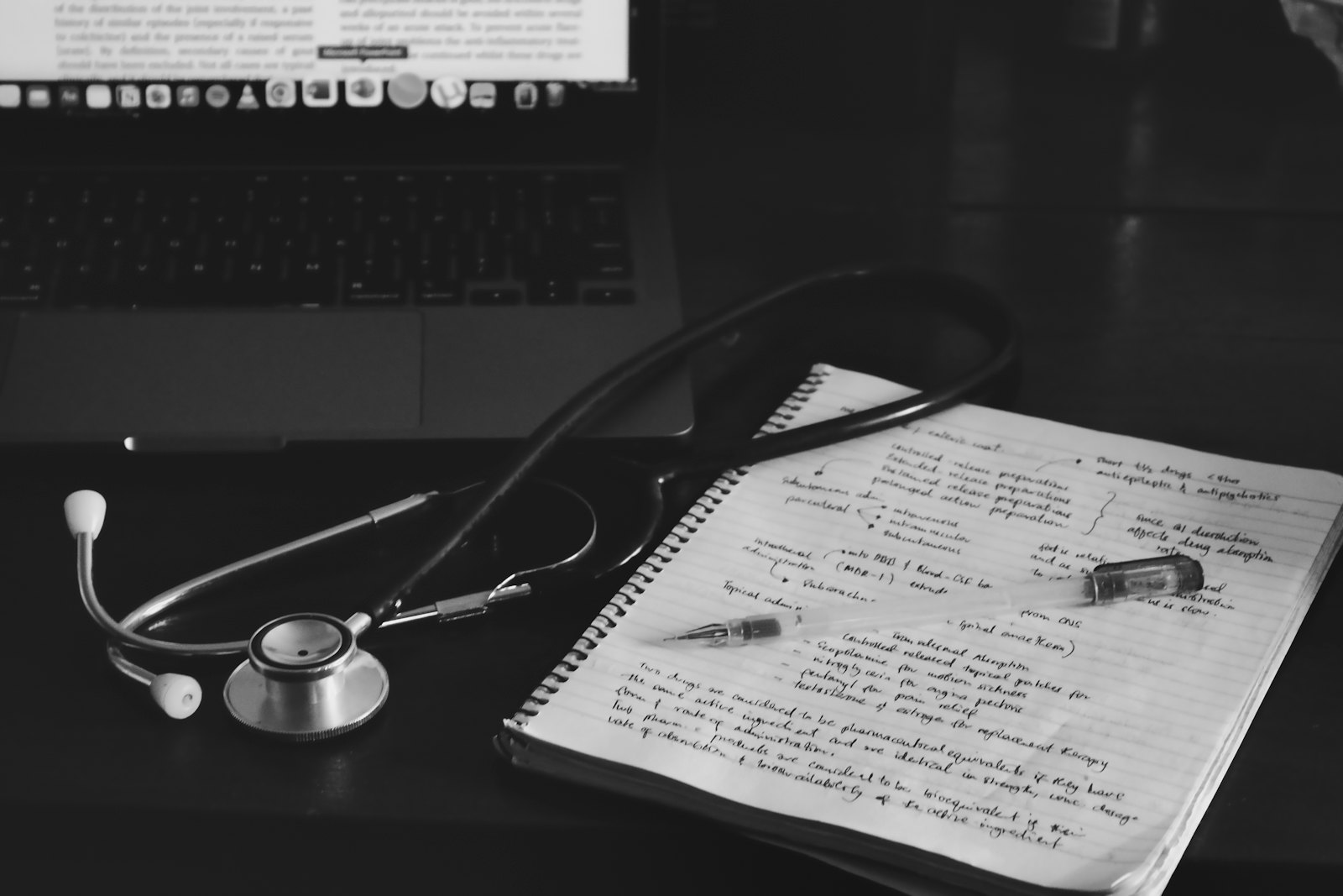 医学学生的听诊器和笔记本,黑白照片