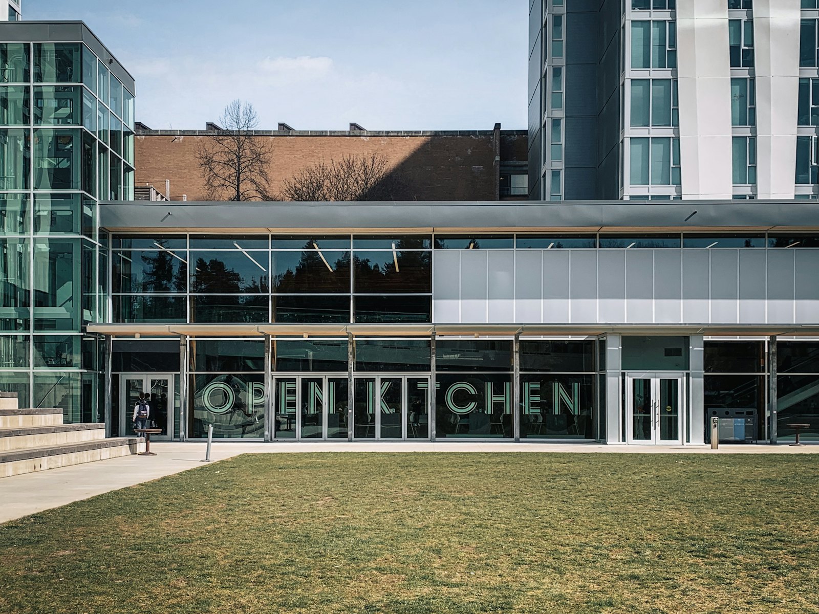 加拿大大学校园现代玻璃幕墙建筑,留学生在校园内来来往往