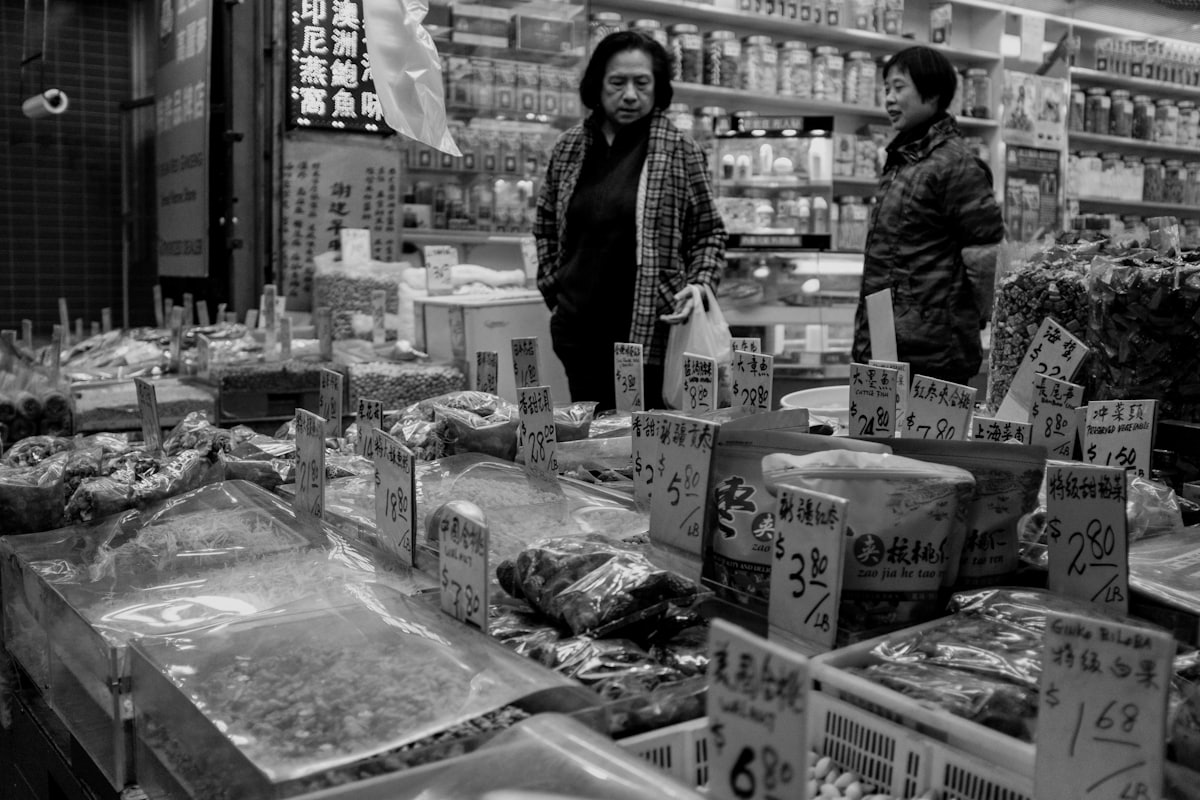 加拿大华人区亚裔食品市场，摆放着各类中国食材和调料，价格标签用中文标注