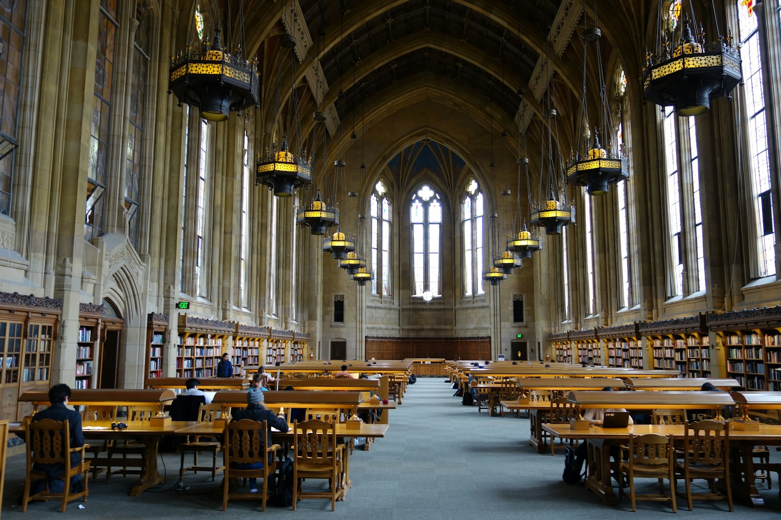 加拿大大学图书馆内学生在阅览室安静学习，哥特式建筑风格