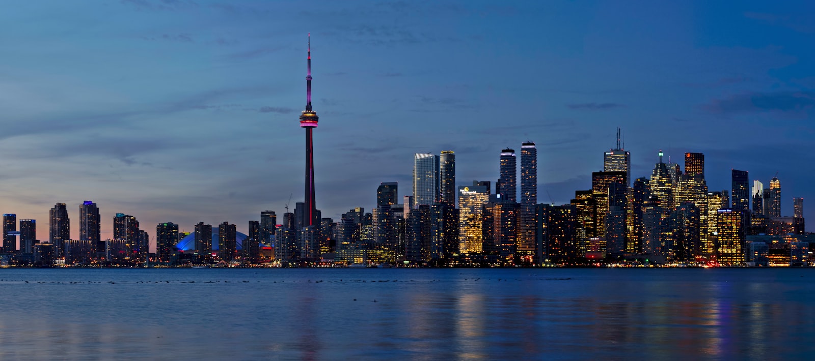 多伦多城市夜景与 CN Tower，加拿大最大的留学城市聚集了 TDSB、YRDSB 等顶级教育局