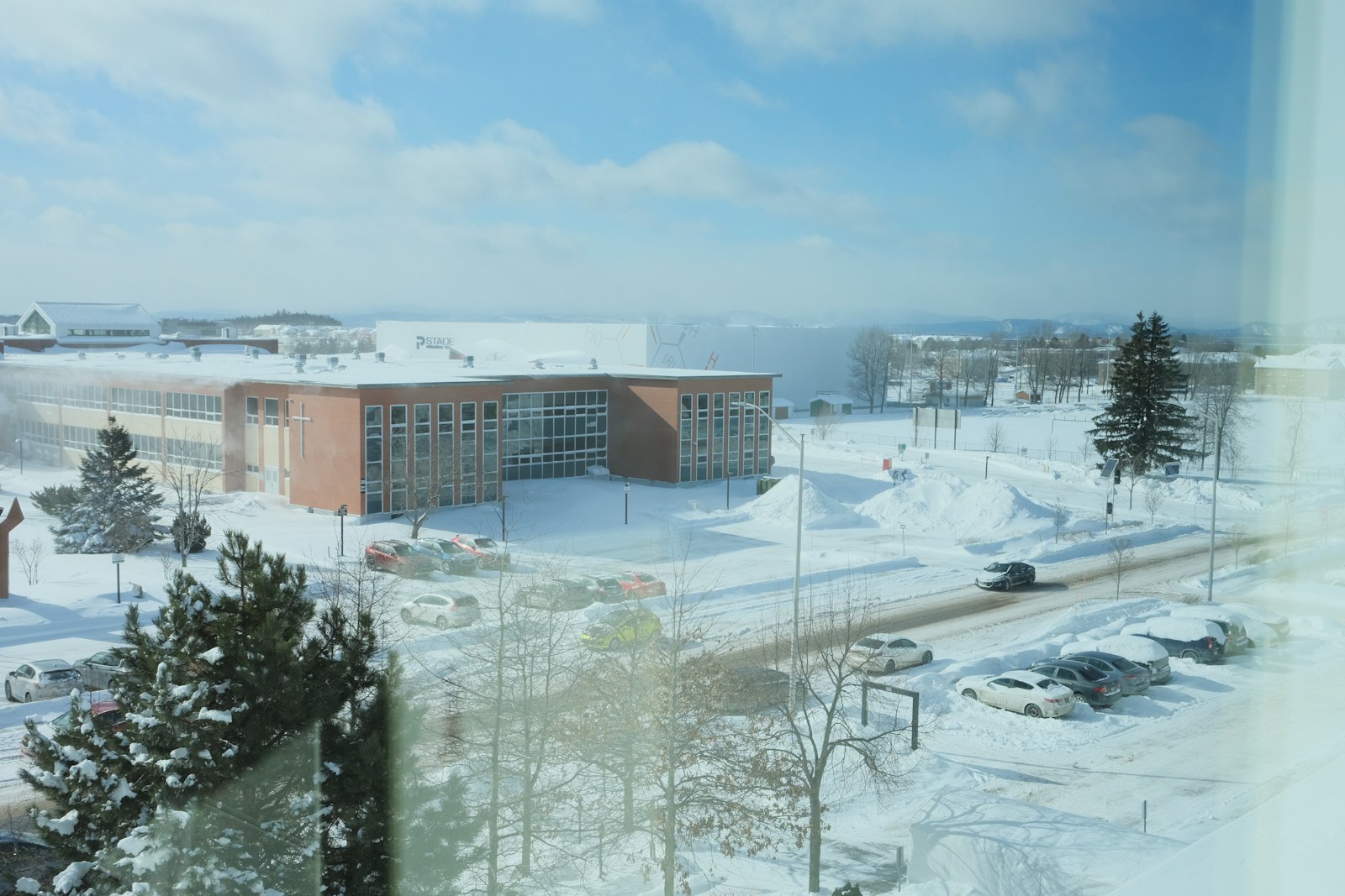 加拿大冬季校园雪景，象征寒假期间的加拿大