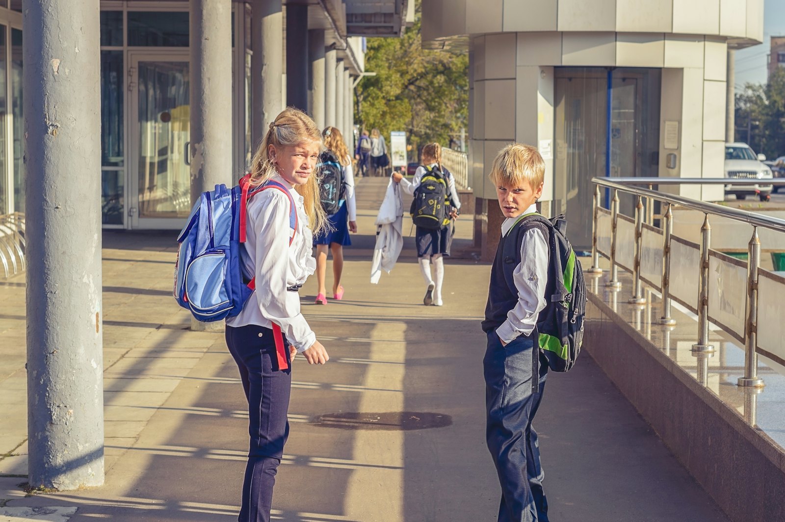 学生背着书包在学校门外交流，加拿大中小学开学季