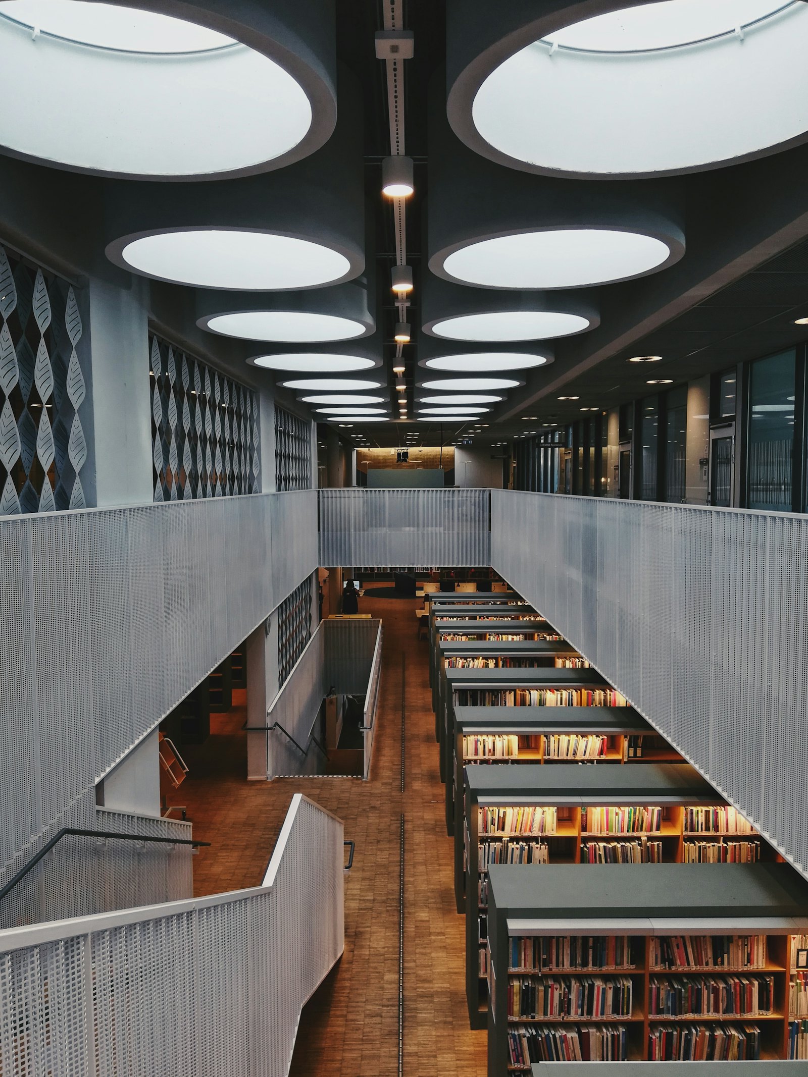 加拿大大学现代化图书馆内景，书架整齐排列，采光明亮